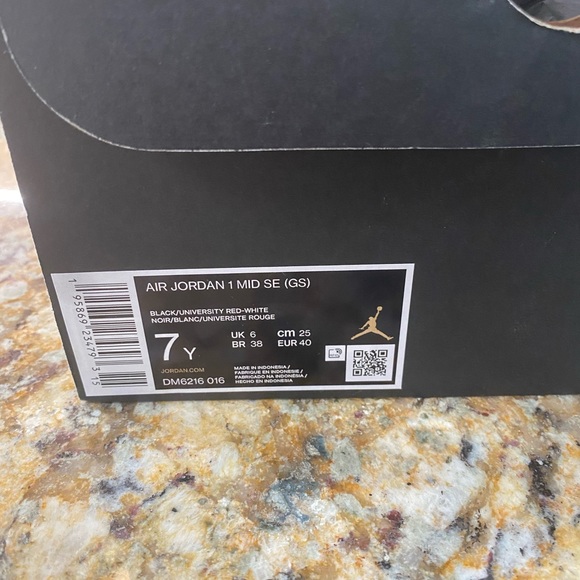 Air Jordan’s in perfect condition worn once. Elaphant print mid se - Picture 1 of 7